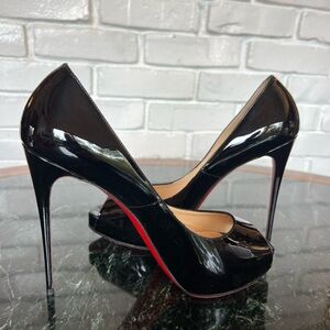 Christian Louboutin Very Prive Patent PeepToe Pumps perfect condition ❤️